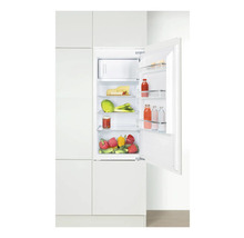 Ingebouwde koelkast met open deur en diverse levensmiddelen