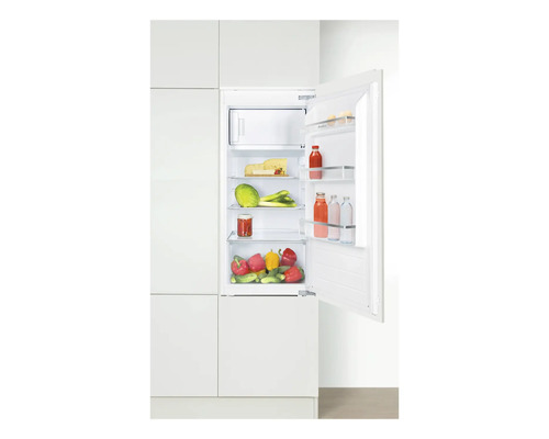 Ingebouwde koelkast met open deur en diverse levensmiddelen