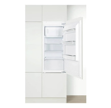 Ingebouwde koelkast met open deur en meerdere planken.