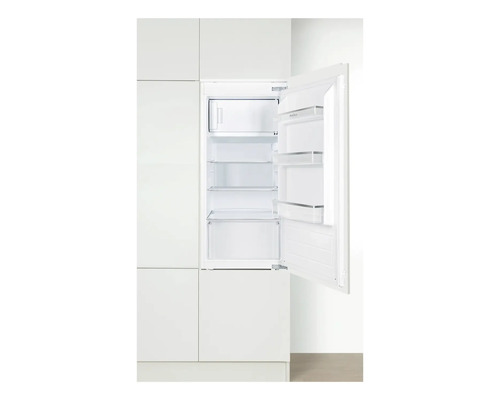 Ingebouwde koelkast met open deur en meerdere planken.