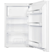 Geopende koelkast met planken en Amica logo