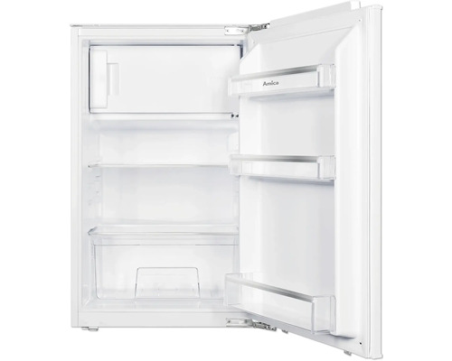 Geopende koelkast met planken en Amica logo