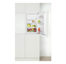 Ingebouwde koelkast met open deur en boodschappen