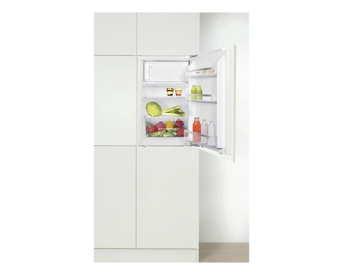 Ingebouwde koelkast met open deur en boodschappen