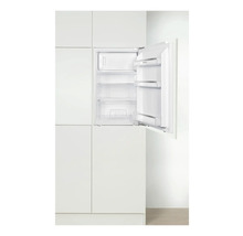 Ingebouwde koelkast met open deur.