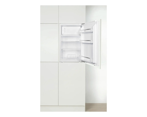 Ingebouwde koelkast met open deur.