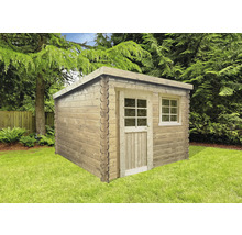 Houten tuinhuis met deur en raam in de tuin