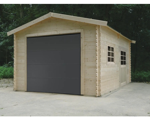 Houten garage met sectionaaldeur en zijdeur