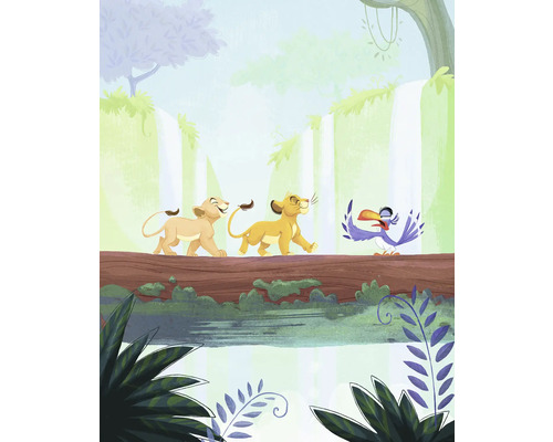 KOMAR Fotobehang vlies DX4-220 Disney The Lion King klassiek 200x250 cm Illustratie van de personages uit De Leeuwenkoning die op een boomstam balanceren.