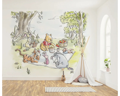 KOMAR Fotobehang vlies DX6-217 Disney Winnie The Poeh Nice For Picnics 300x250 cm Muurbekleding met Winnie de Poeh en vrienden picknickend in het bos, kameroverzicht