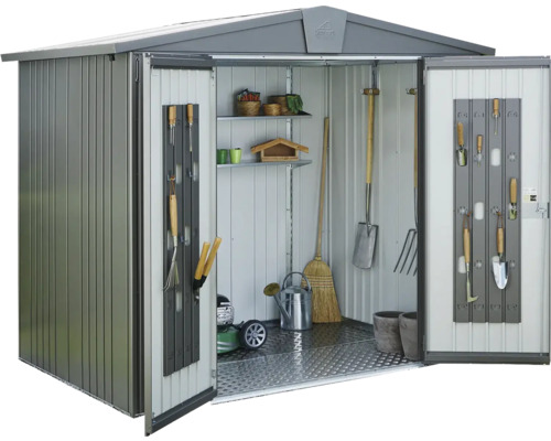 Tuinhuis met open deuren en tuingereedschap