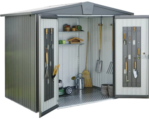 Tuinhuis met planken en gereedschap