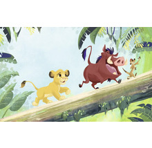 Illustratie van Simba, Pumbaa en Timon uit De Leeuwenkoning die op een boomstam lopen.