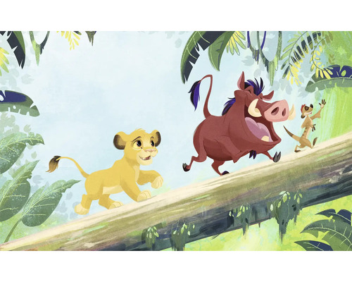 KOMAR Fotobehang vlies DX8-221 Disney The Lion King 400x250 cm Illustratie van Simba, Pumbaa en Timon uit De Leeuwenkoning die op een boomstam lopen.