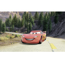 Lightning McQueen auto op een bergweg