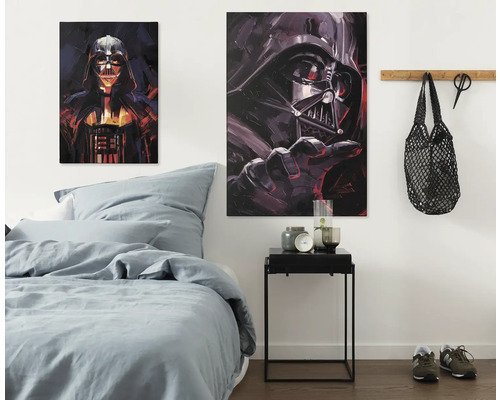 KOMAR Schilderij canvas Star Wars Darth Vader flaming disney-figuren 40x60 cm Slaapkamer met twee Star Wars canvas schilderijen van Darth Vader, een nachtkastje en een bed