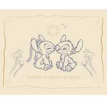 Tekening van Stitch en Angel die elkaar aanraken, met het opschrift ''Elke dag is jouw dag in de zon''.