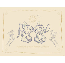 Illustratie van twee Stitch figuren voor palmbomen en zon met de tekst ''Everyday is your day in the sun''.