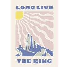 Illustratie met het opschrift ''Long Live The King'', een rotsformatie en een leeuw