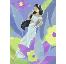 Illustratie van een vrouw met donker haar in een lichte tweedelige outfit, omringd door bloemmotieven.