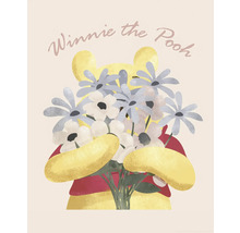 Illustratie van Winnie de Poeh met een boeket bloemen