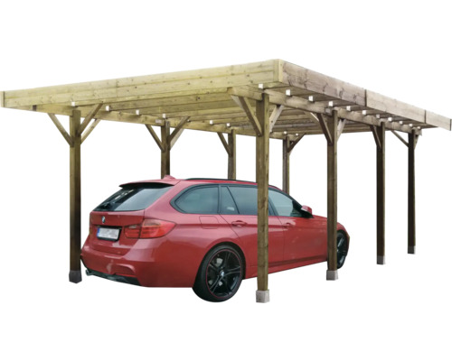 Houten carport met auto eronder geparkeerd