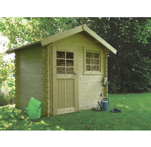 Klein houten tuinhuis met deur en ramen in de tuin