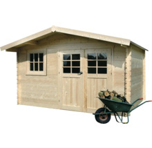 Houten tuinhuis met raam en kruiwagen vol hout