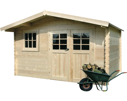 Houten tuinhuis met raam en kruiwagen vol hout