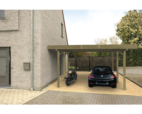 Houten carport met motor en auto