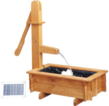 Houten pomp met zonnepaneel voor de tuinvijver