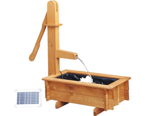 Houten pomp met zonnepaneel voor de tuinvijver