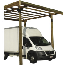 Houten carport met daaronder geparkeerde bestelwagen