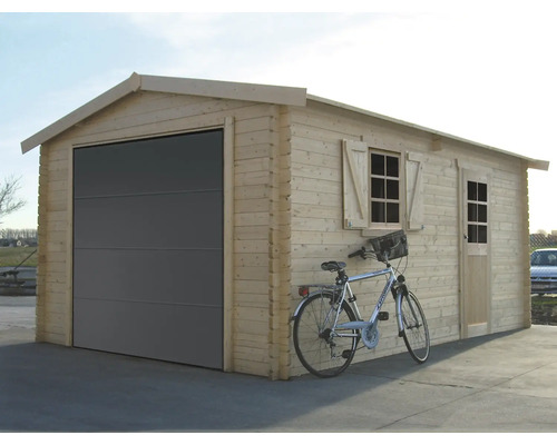 Houten garage met sectionaalpoort, raam en deur