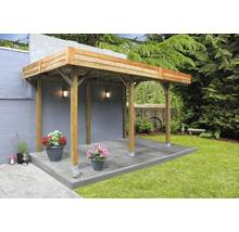 Overdekte patio met houten constructie en plantenbakken.