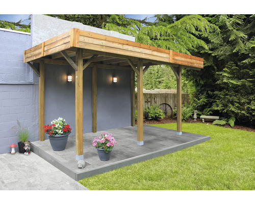 Overdekte patio met houten constructie en plantenbakken.