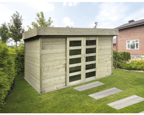 Houten tuinhuis met schuifdeuren en vensters in de tuin