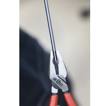 Wiha combinatietang houdt een draad vast.