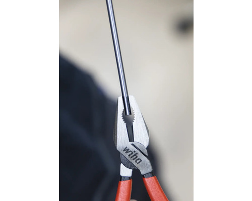 Wiha combinatietang houdt een draad vast.