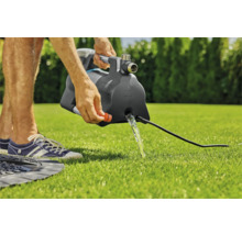 Tuinpomp die water loost op gazon