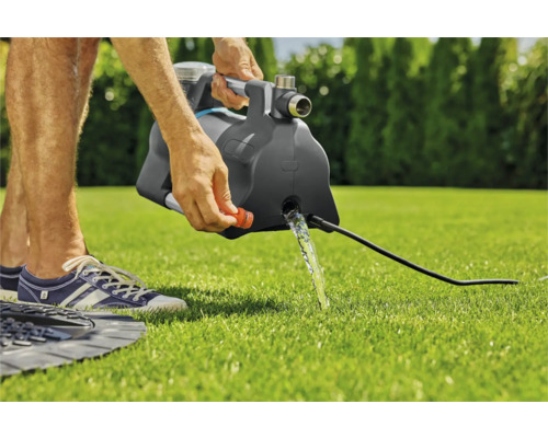 Tuinpomp die water loost op gazon