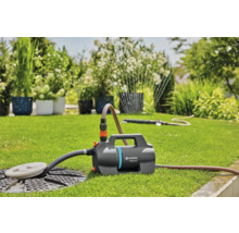 Tuin met gazon en een Gardena tuinwaterpomp voor irrigatie.