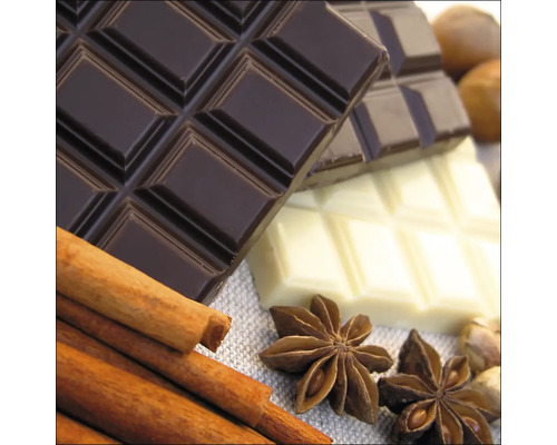 Reep pure, melk en witte chocolade met kaneelstokjes en steranijs