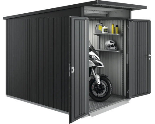 Metalen tuinhuis met open deuren, motor, plank, olieblikken en helm