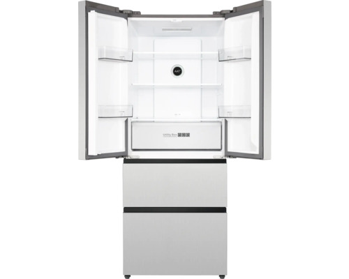 Geopende koelkast met meerdere planken en laden voor voedselopslag.