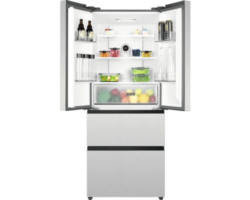 Geopende koelkast met voedsel in compartimenten en laden