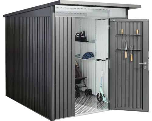 Tuinhuis met open deur en tuingereedschap