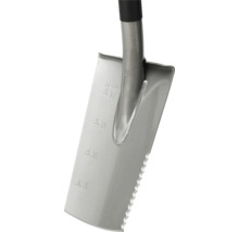 Detailopname van een spade met meetschaal op het blad