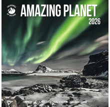 Amazing Planet Kalender 2026 met een afbeelding van het noorderlicht boven een winterlandschap