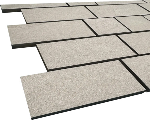 Gegoten grijze terrastegels van steen.